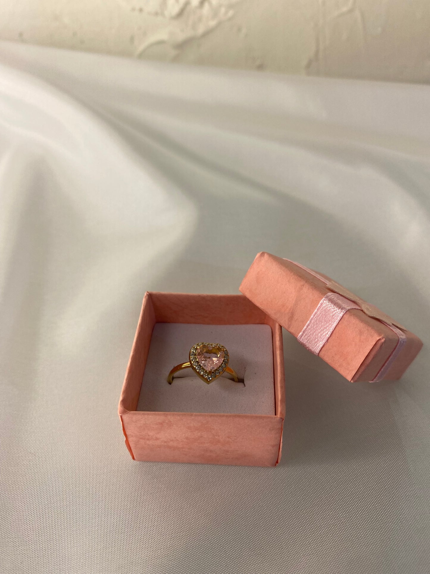 Χρυσό δαχτυλίδι με σχέδιο καρδιά και ροζ πέτρα-από χαλκό