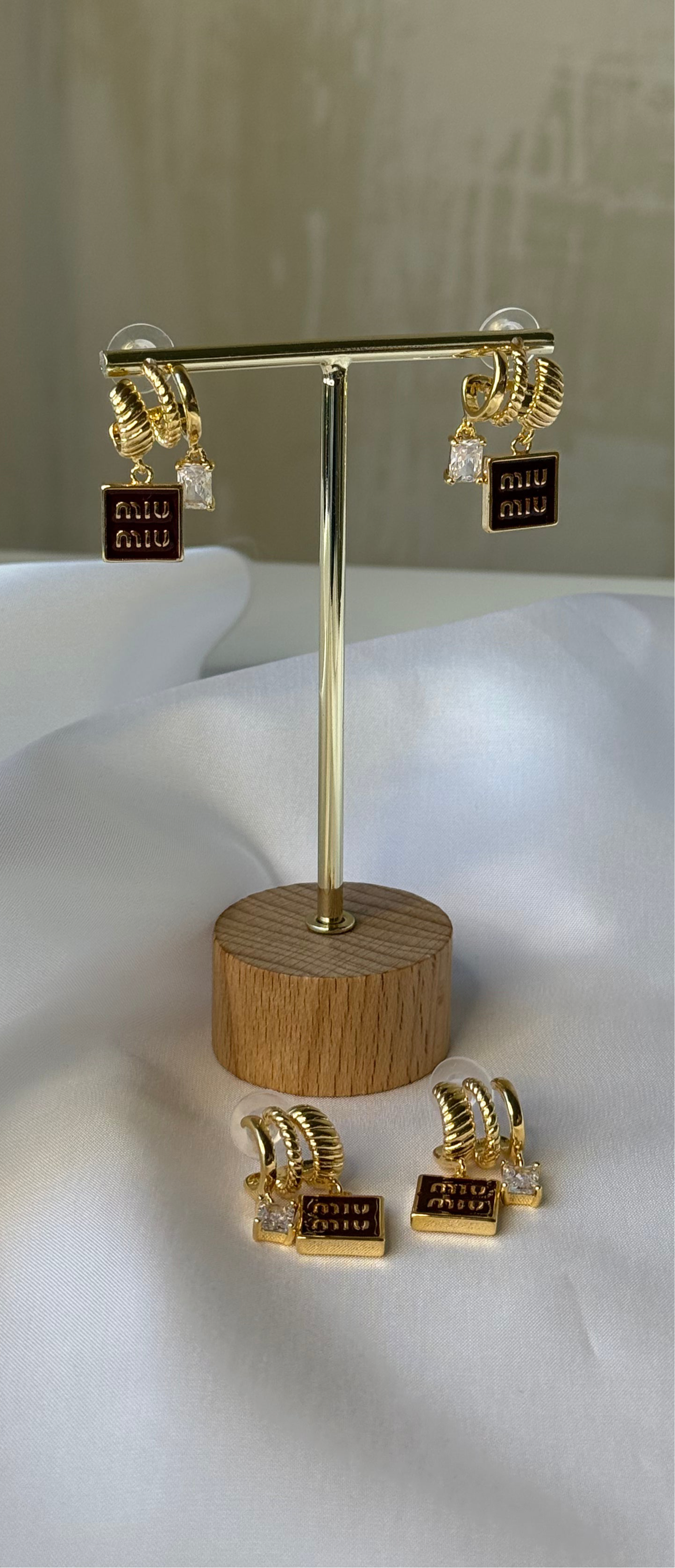 Χρυσά Σκουλαρίκια Ορείχαλκου με Μπορντό Κρεμαστά Στοιχεία και Στρας – Pnoe Studio