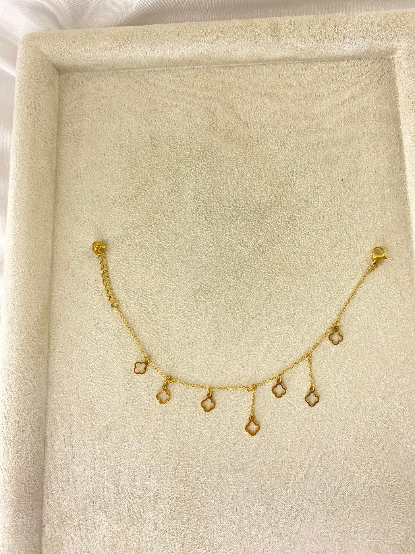 Ατσάλινο βραχιόλι με κρεμαστές λεπτομέρειες – χρυσό