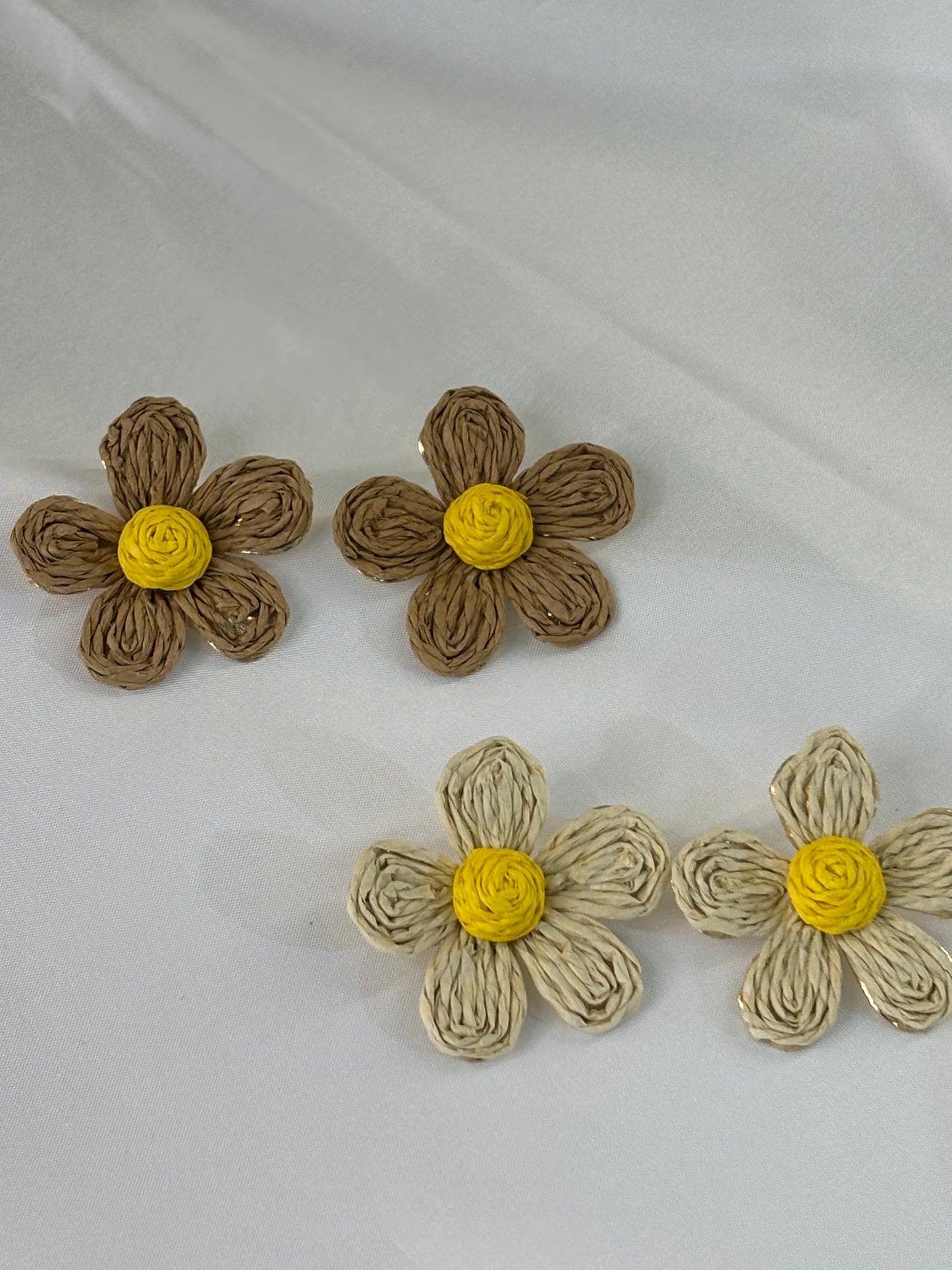 Γυναικεία Σκουλαρίκια Λουλούδι Πλεκτά Εκρού με Κίτρινο | Pnoe Studio