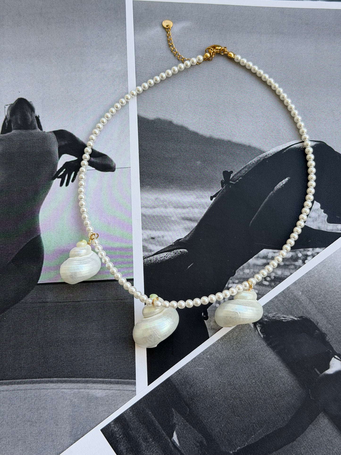 ADRIANA 🐚
Ατσάλινο κολιέ με πέρλες και αληθινά κοχύλια