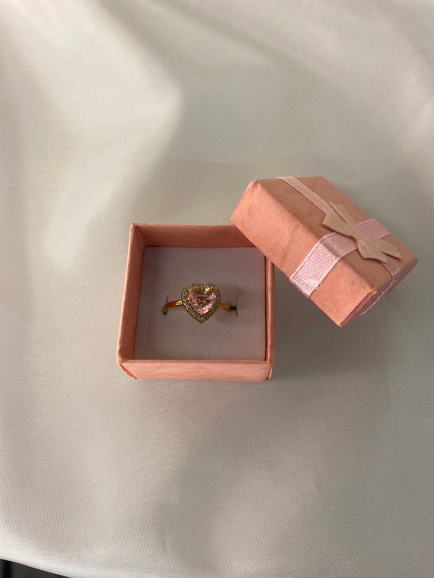 Χρυσό δαχτυλίδι με σχέδιο καρδιά και ροζ πέτρα-από χαλκό