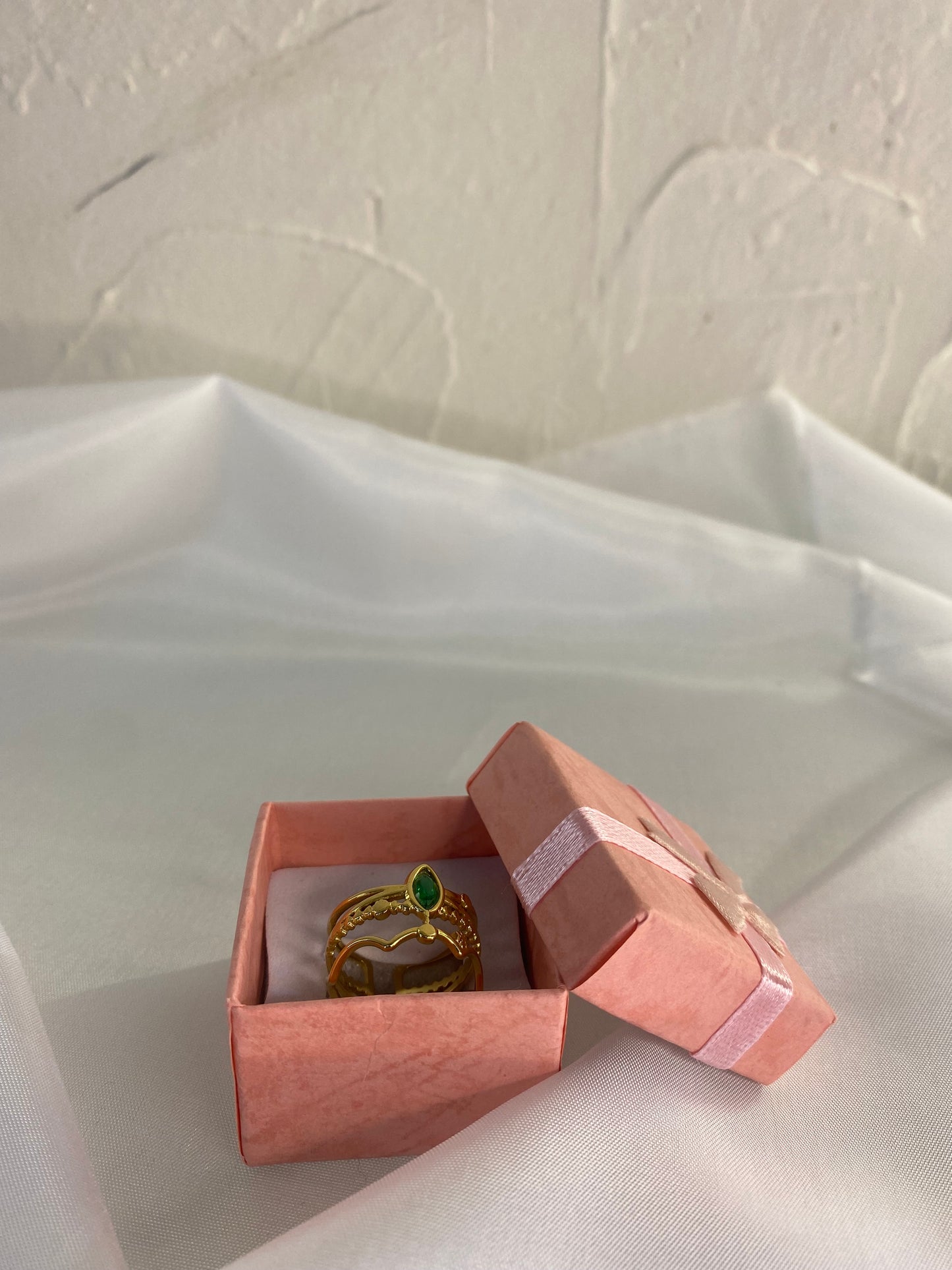 Χρυσό δαχτυλίδι,με πράσινη λεπτομέρεια από χαλκό