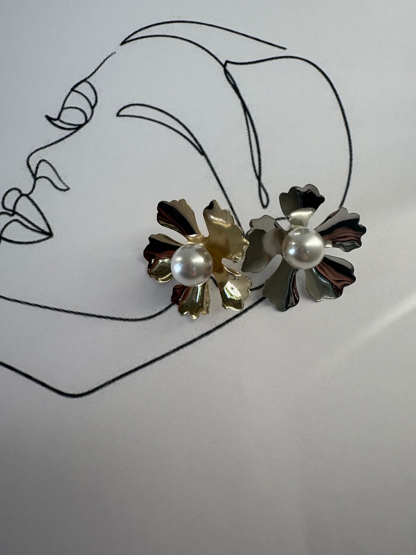 Σκουλαρίκια “Florabella” Μεταλλικό Λουλούδι με Πέρλα – Χρυσό ή Ασημί – Pnoe Studio