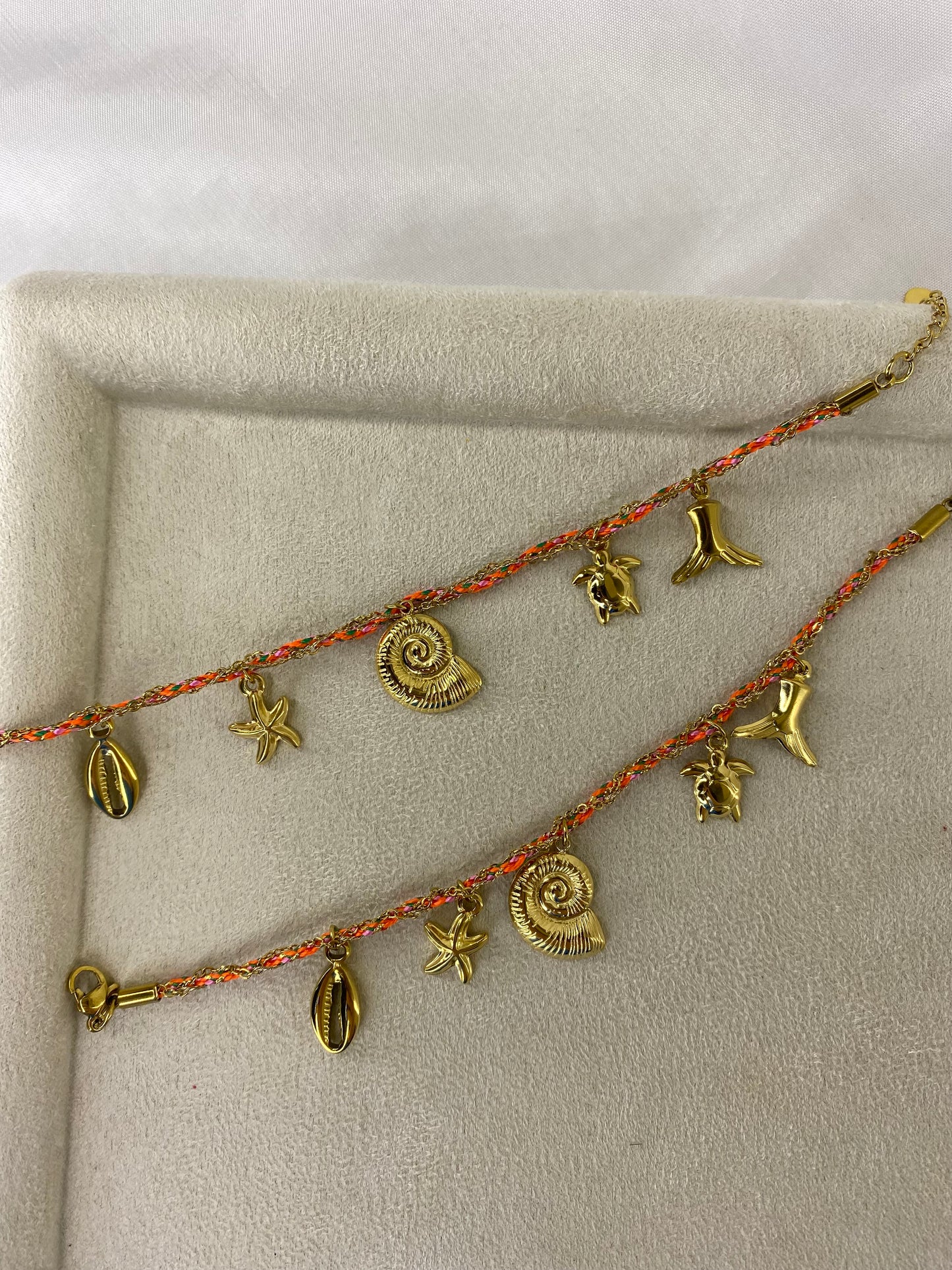 Ατσάλινο βραχιόλι με χρυσά καλοκαιρινά charms και πορτοκαλί κορδόνι