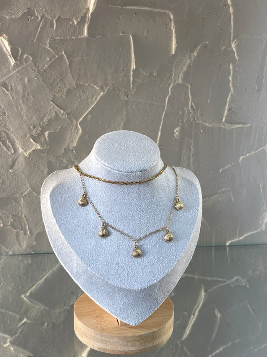 Κολιέ “Auréa” – Διπλό Κοχύλι με Χρυσούς Τόνους