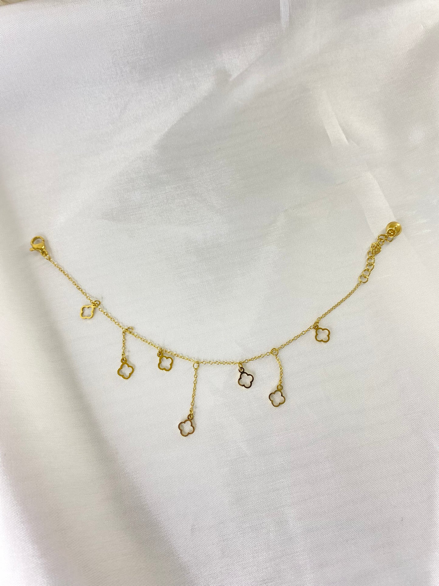 Ατσάλινο βραχιόλι με κρεμαστές λεπτομέρειες – χρυσό