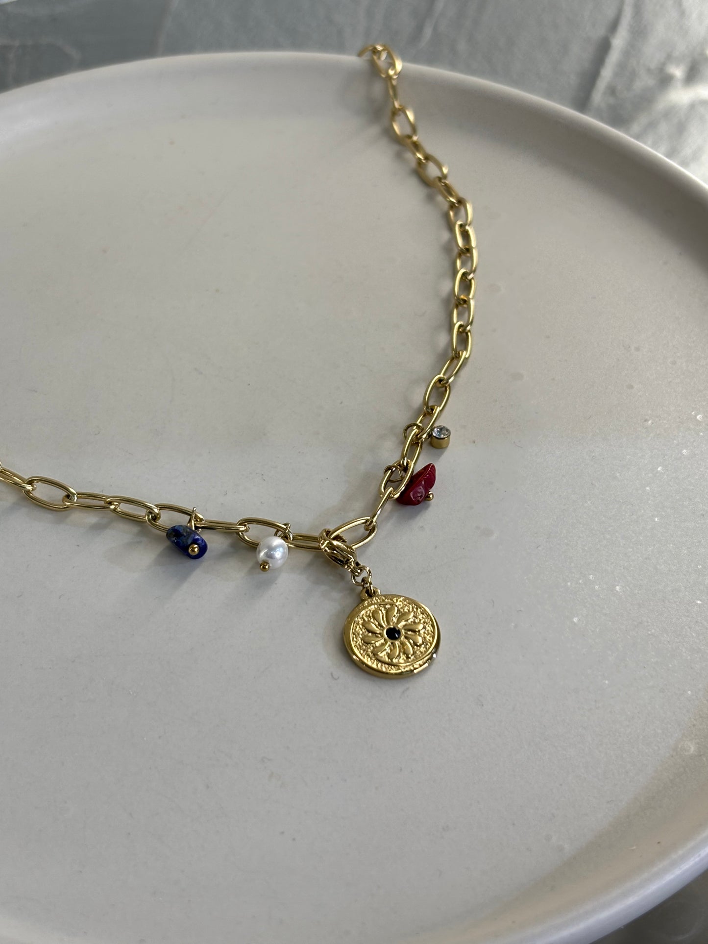 Ατσάλινο κολιέ με charms σε χρυσό χρώμα