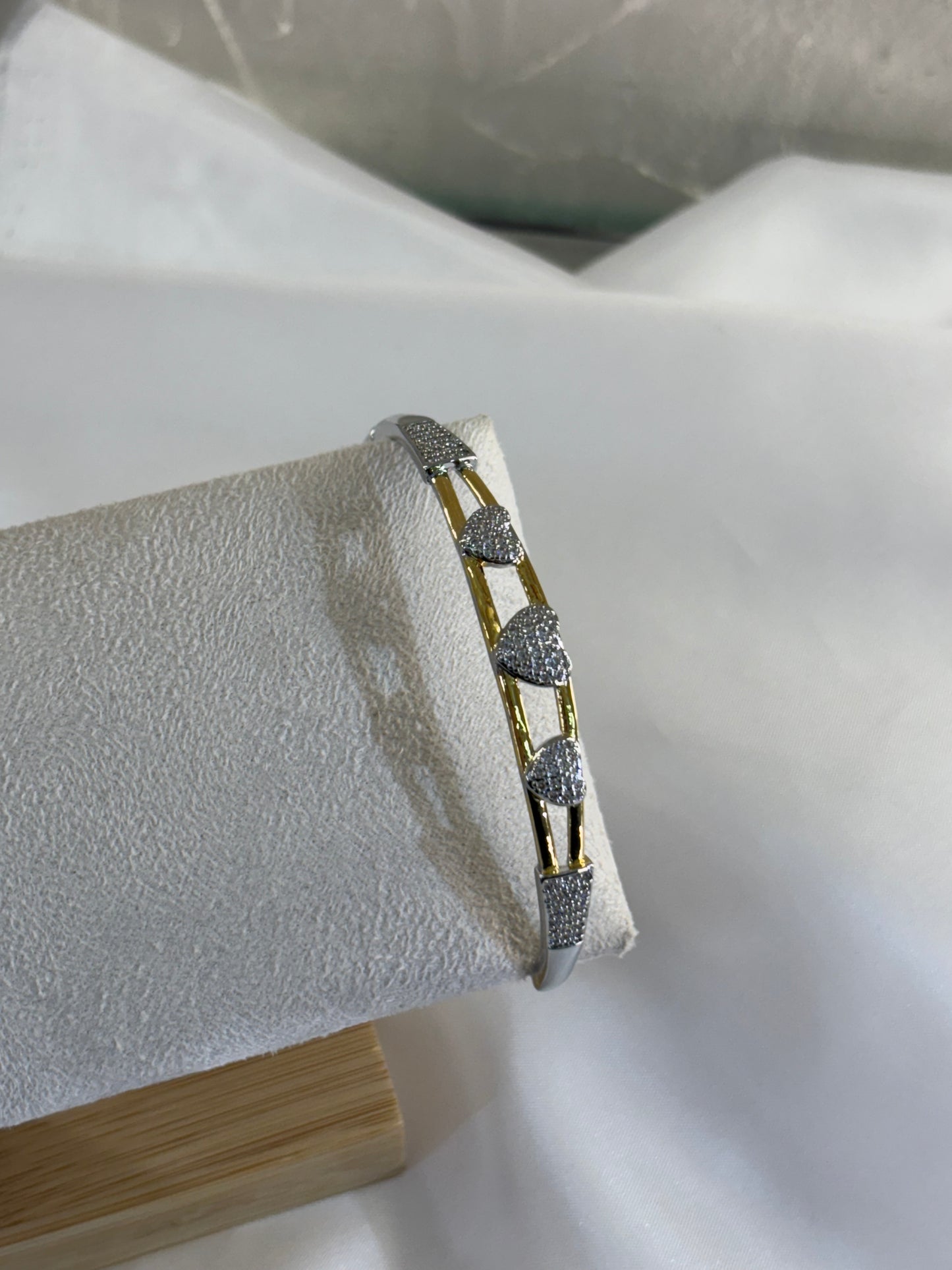 Δίχρωμη Χειροπέδα με Στρας και Καρδιές | Pnoe Studio