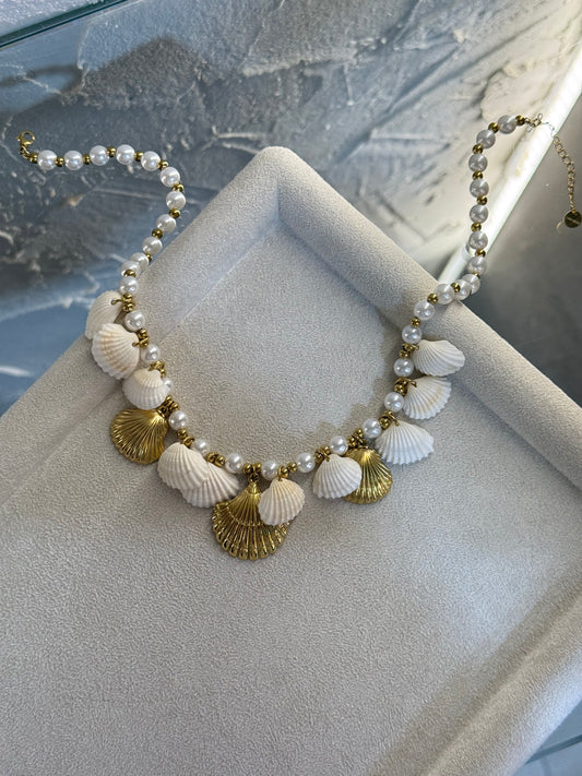 Thalassa Gold – Χειροποίητο ατσάλινο κολιέ με χρυσά κοχύλια