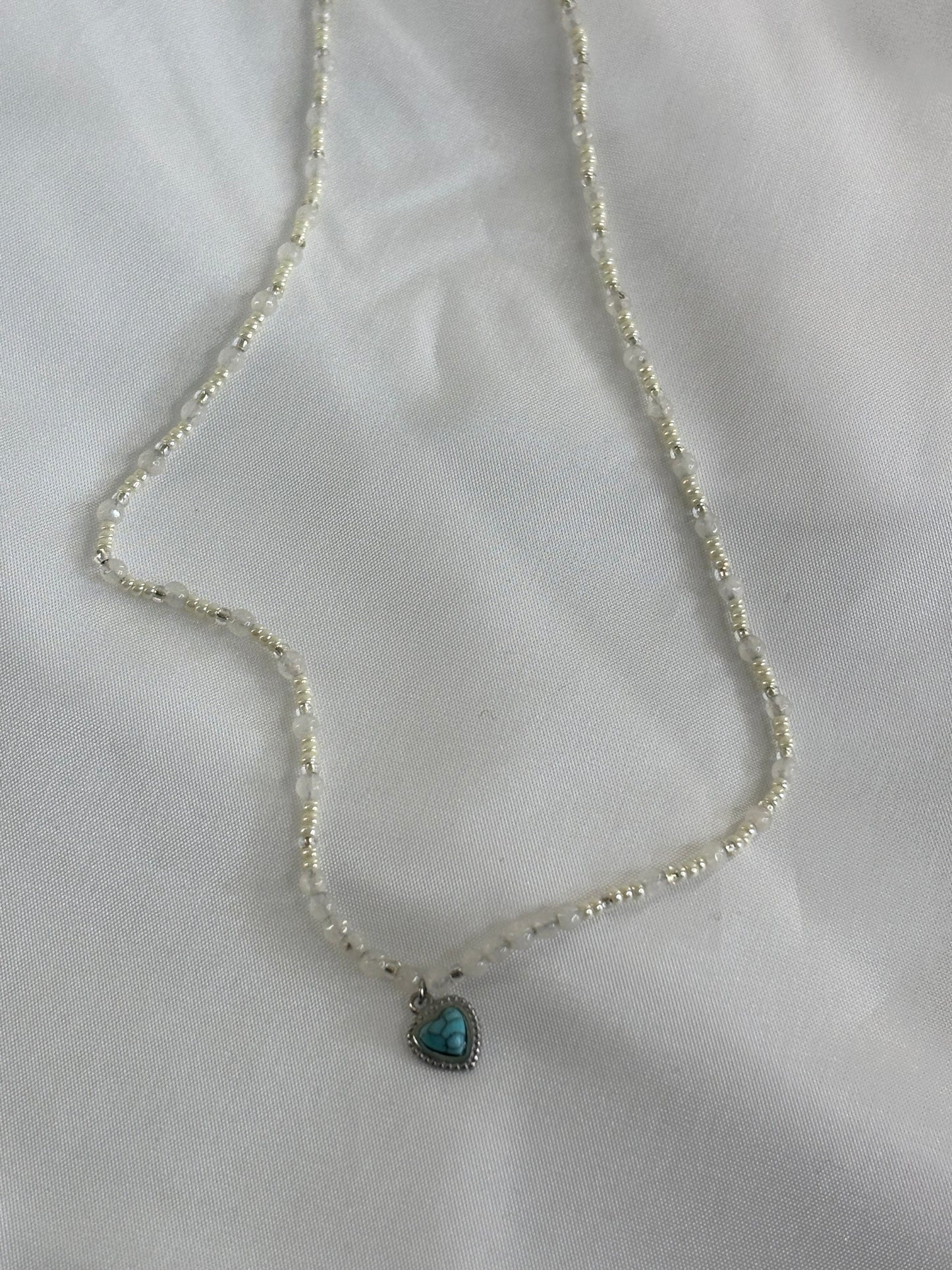 Κολιέ με πέρλες και charm σε σχήμα καρδιά