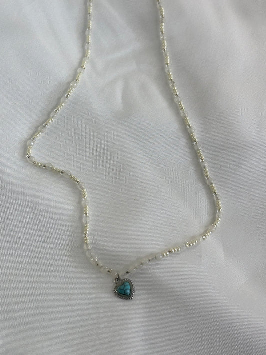 Κολιέ με πέρλες και charm σε σχήμα καρδιά