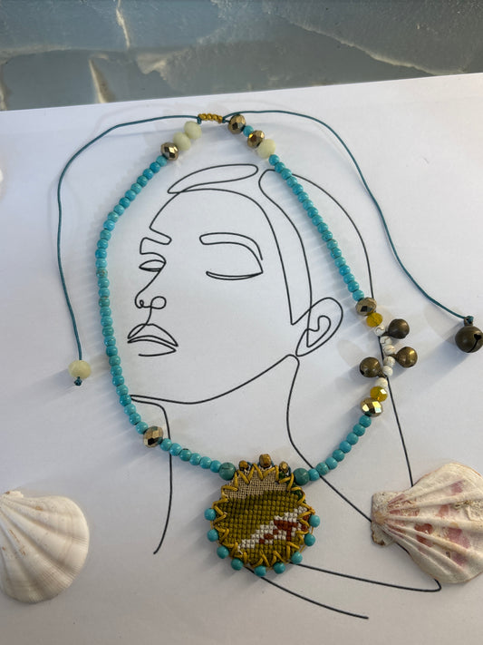 "Αμοργός" – Κολιέ με τυρκουάζ χάντρες και χειροποίητο μοτίφ