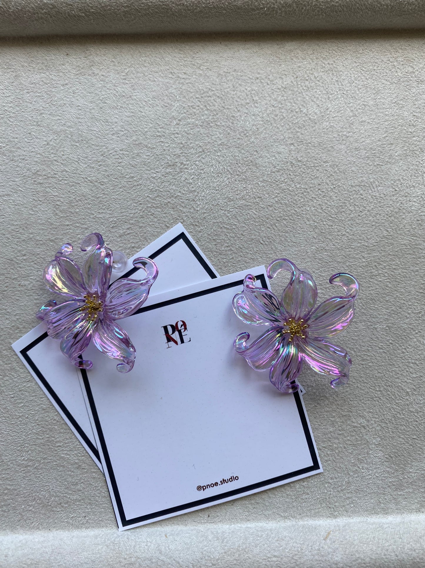 Σκουλαρίκι σε σχήμα λουλουδιού μωβ