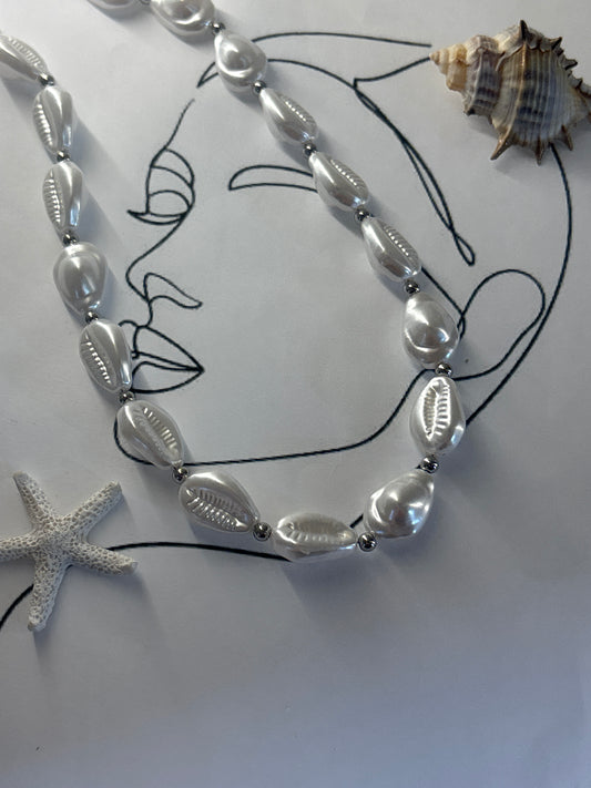 Κολιέ Pearl Shells – Περλέ Κοχύλια με Μεταλλικές Λεπτομέρειες