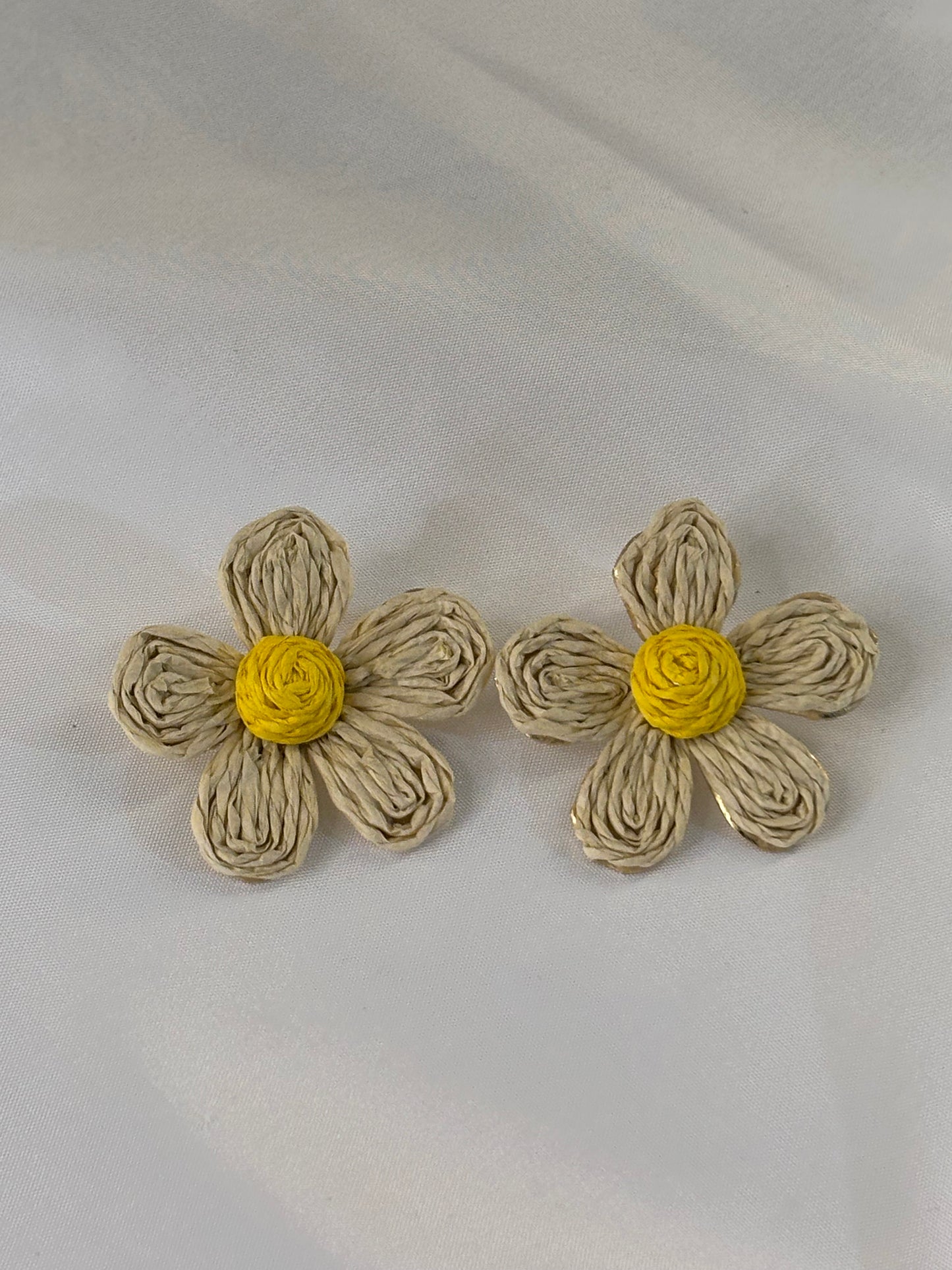 Γυναικεία Σκουλαρίκια Λουλούδι Πλεκτά Εκρού με Κίτρινο | Pnoe Studio