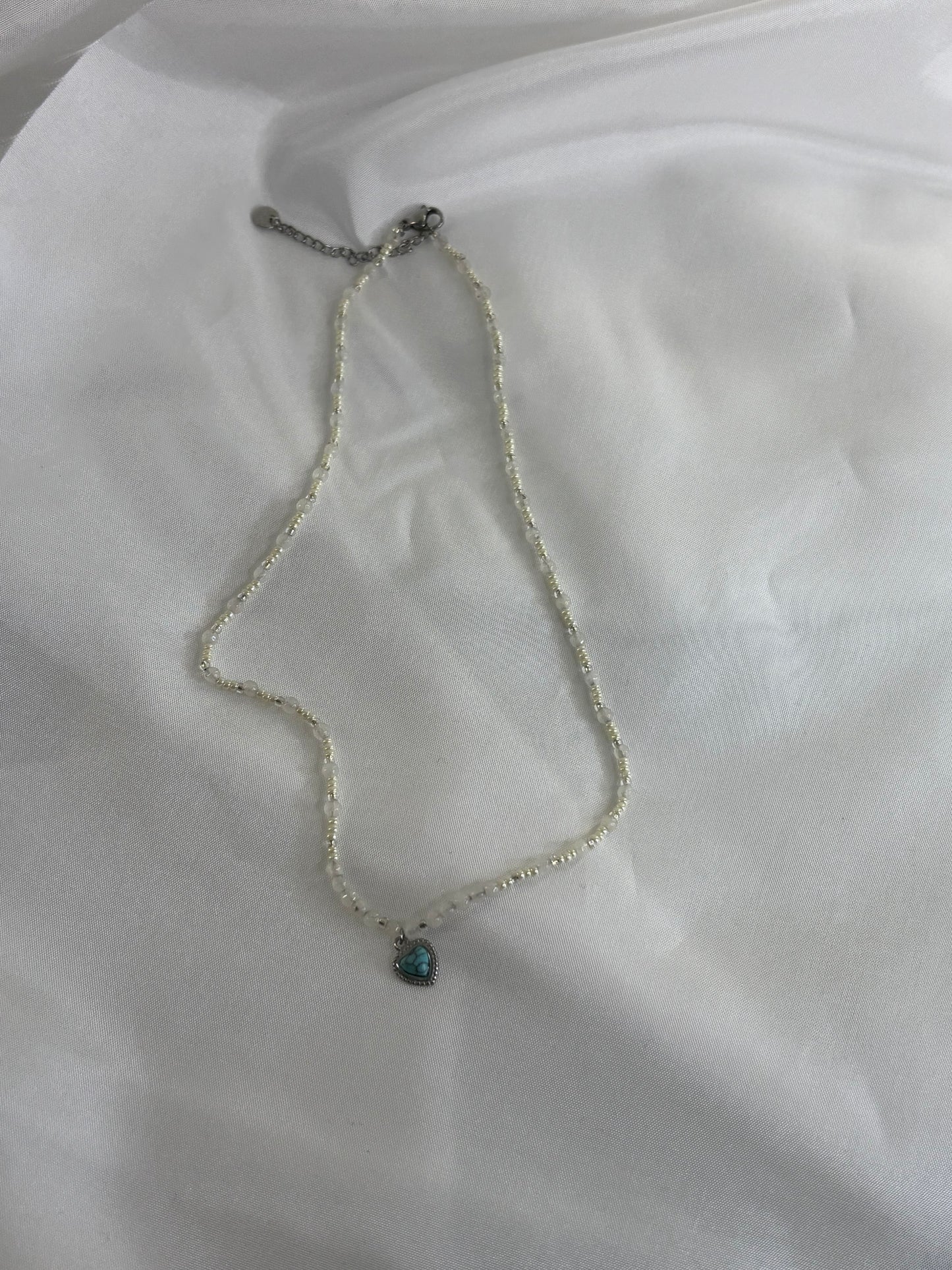 Κολιέ με πέρλες και charm σε σχήμα καρδιά