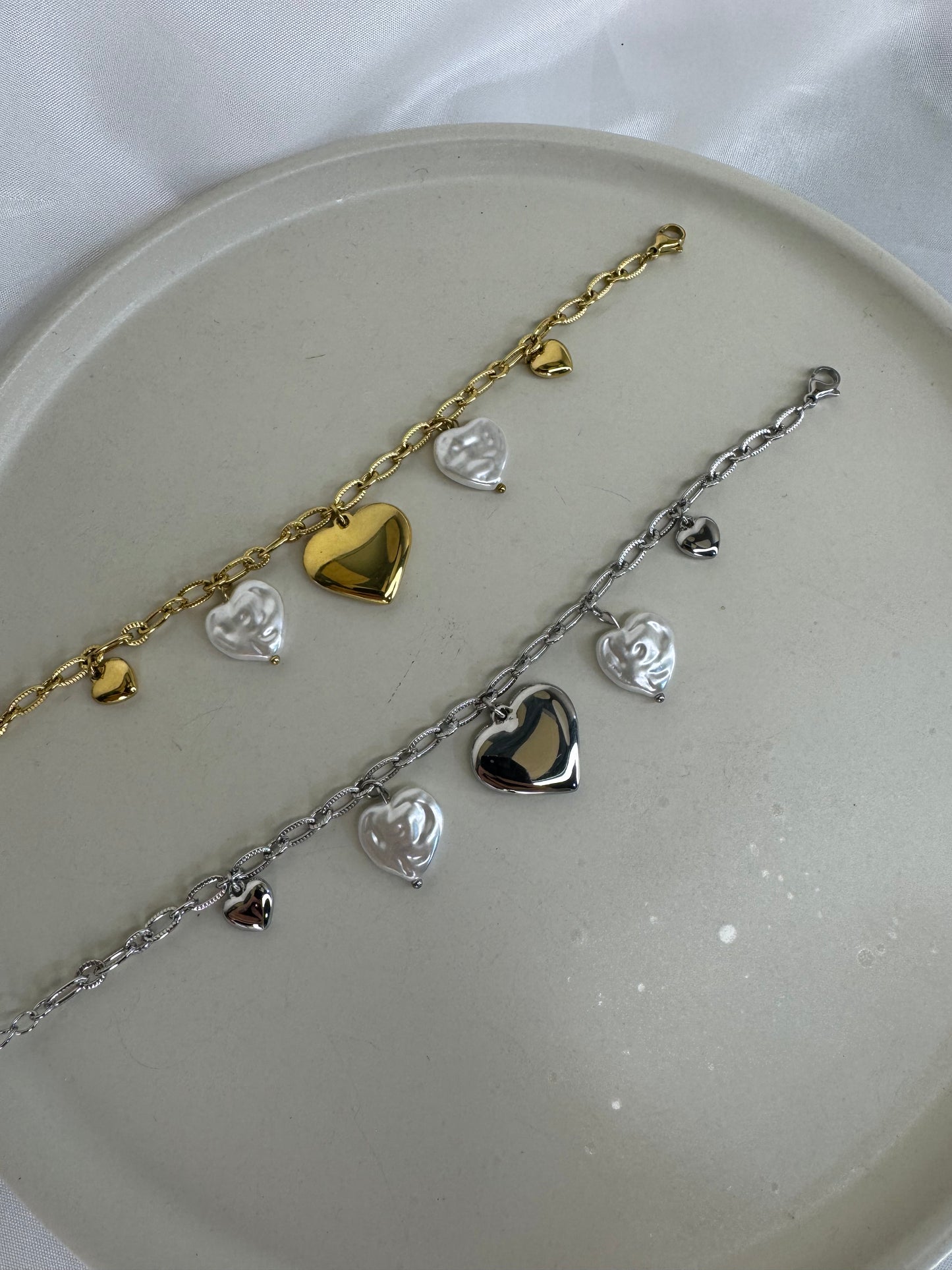 Βραχιόλι με κρεμαστές καρδούλες και πέρλες-«Lenora»