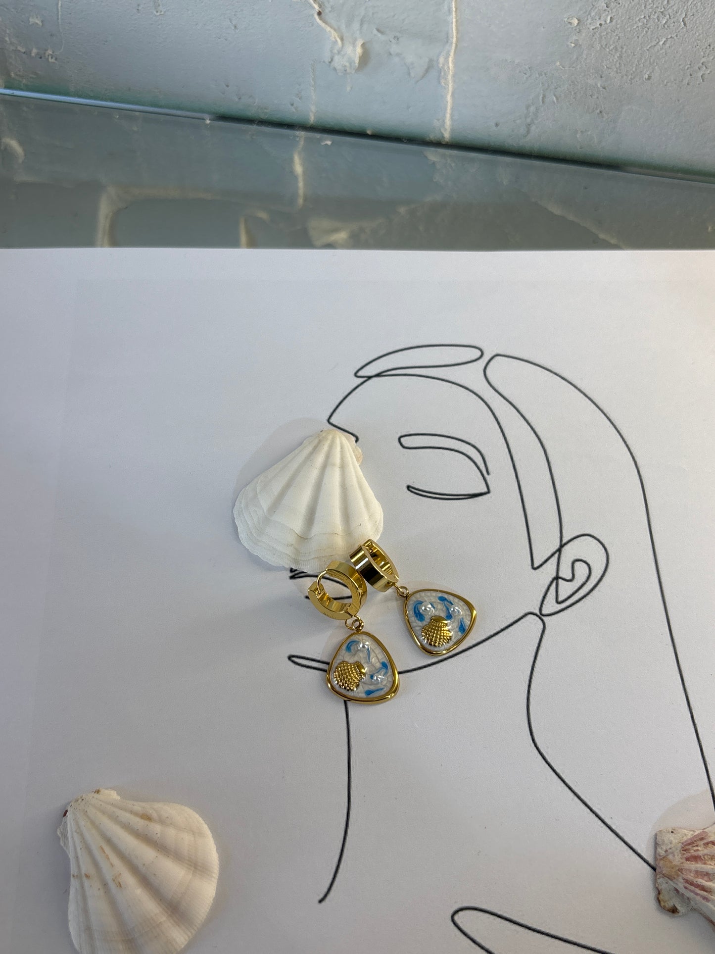 Σκουλαρίκια Μύκονος – Χρυσά Τριγωνικά με Μπλε Λεπτομέρειες και Κοχύλι