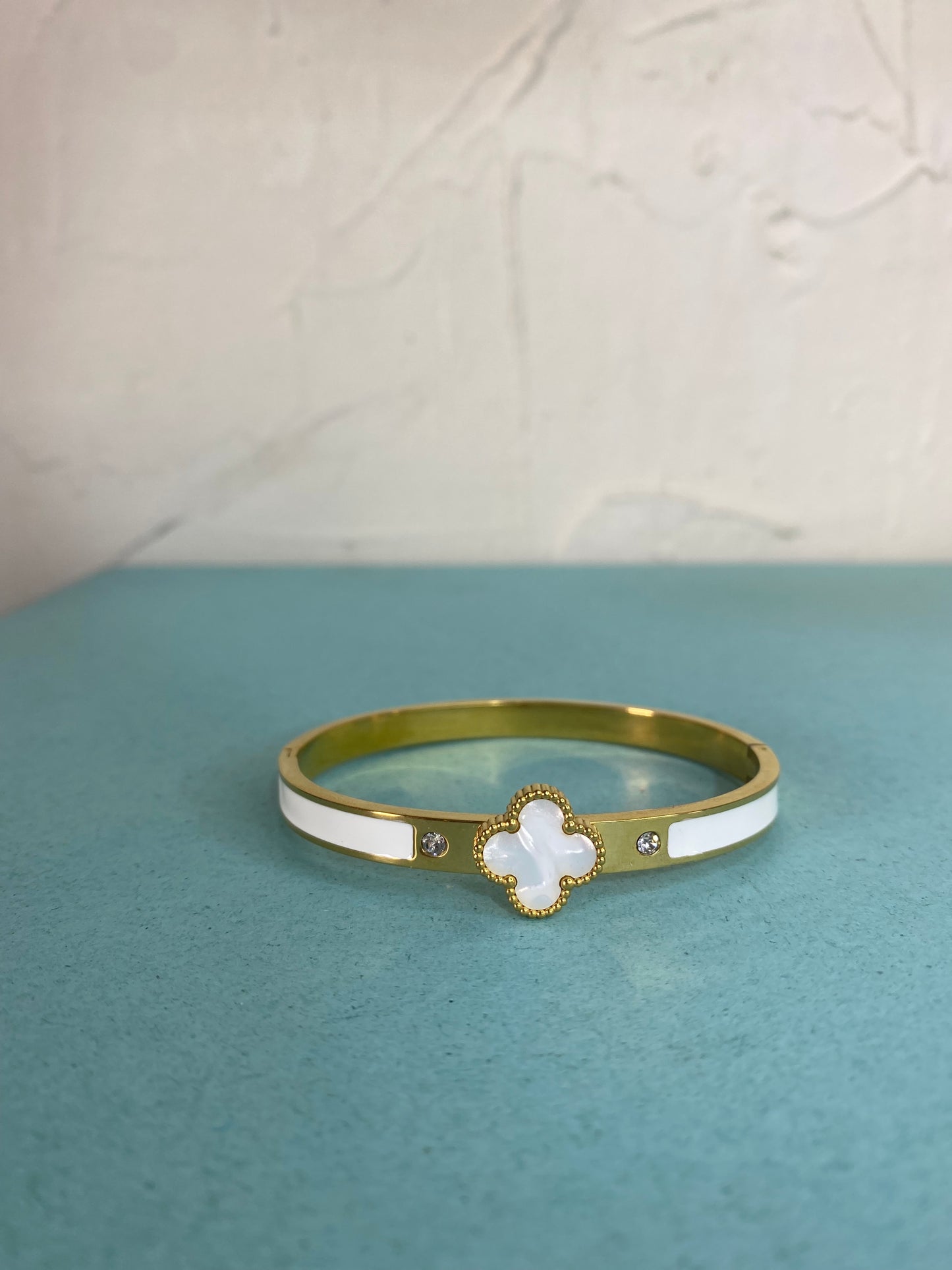 Βραχιόλι με Mother of Pearl Σταυρό & Χρυσές Λεπτομέρειες – Pnoe Studio
