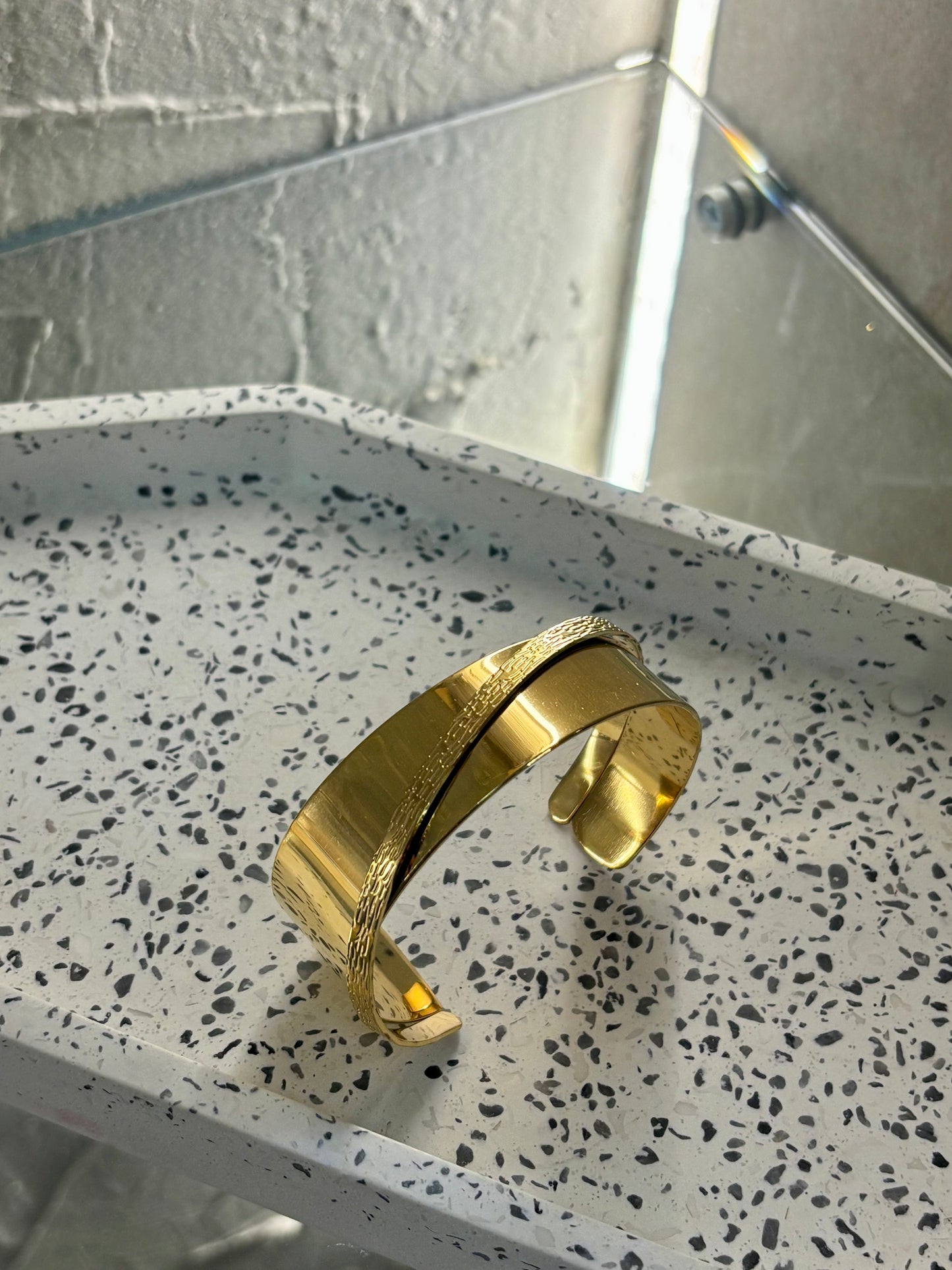 Χρυσή ατσάλινη χειροπέδα με μικρή λεπτομέρεια