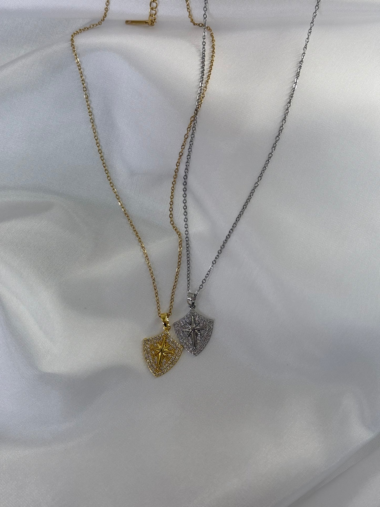 Κολιέ με Στρας σε Σχήμα Ασπίδας | Pnoe Studio