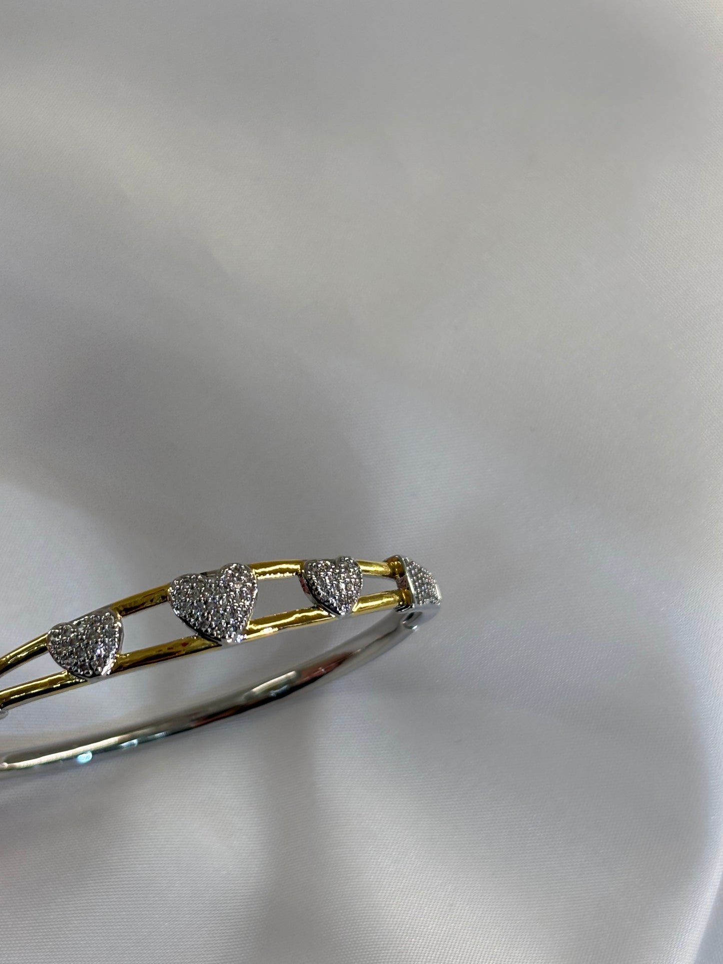 Δίχρωμη Χειροπέδα με Στρας και Καρδιές | Pnoe Studio