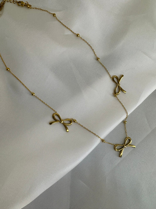 Κολιέ με Χρυσούς Φιόγκους και Διακριτικές Λεπτομέρειες