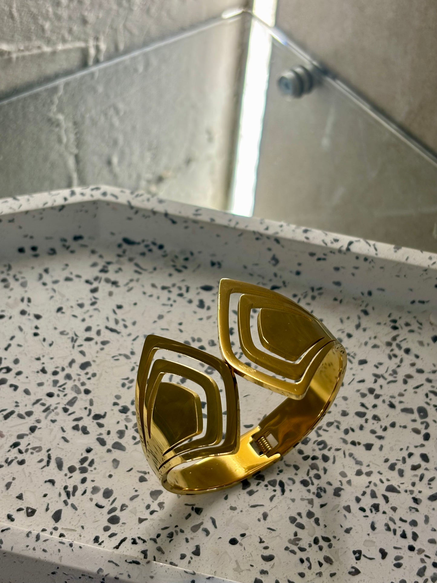 Χειροπέδα ατσάλινη με σχέδια σε χρυσό χρώμα