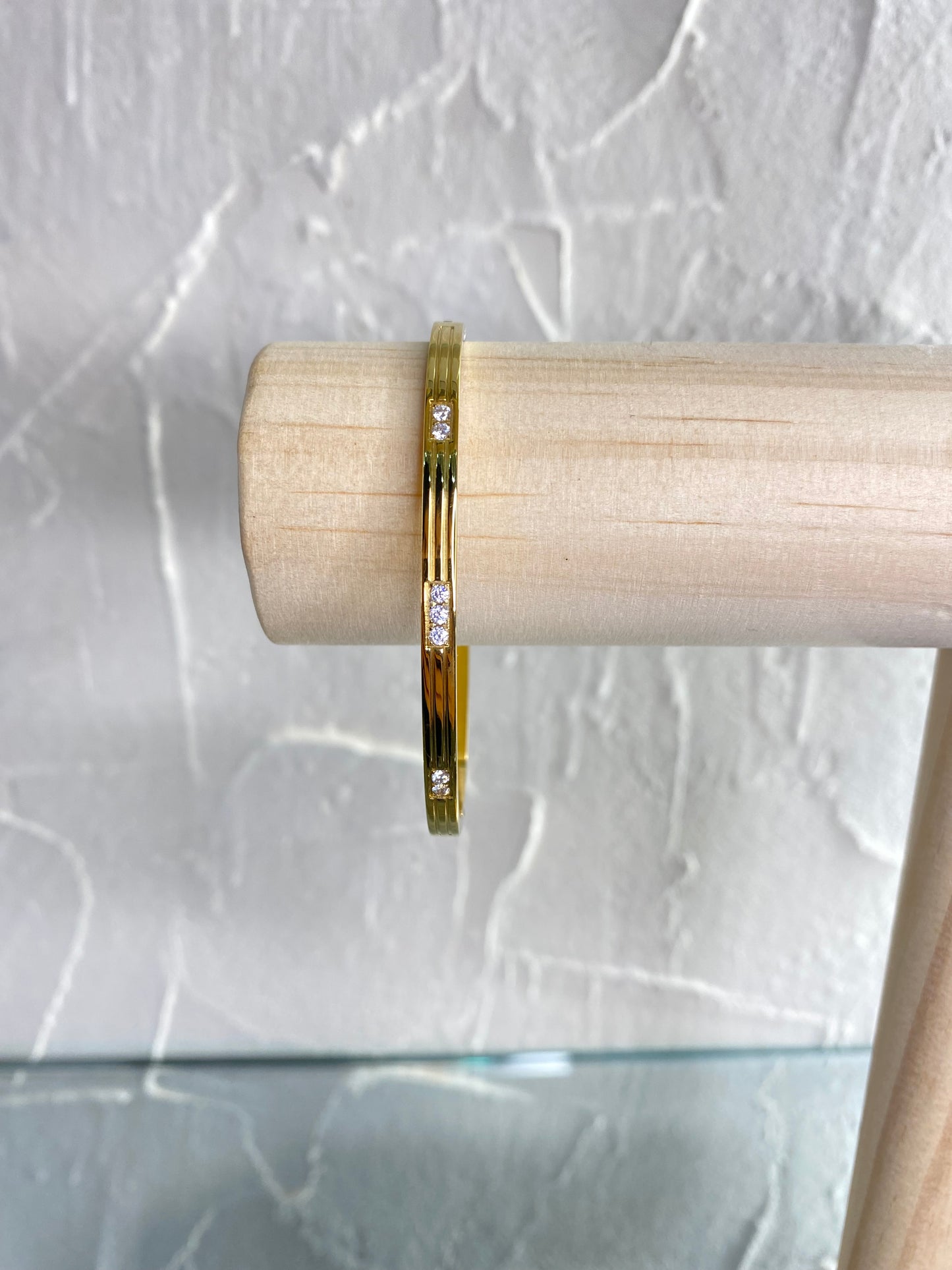 Ατσάλινη χειροπέδα χρυσή με τριπλό στρας