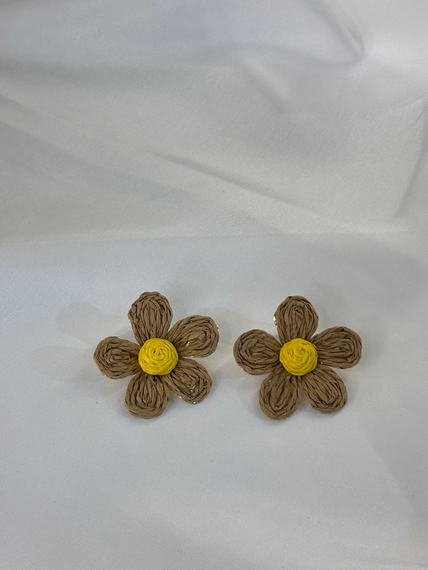 Γυναικεία Σκουλαρίκια Λουλούδι Πλεκτά Καφέ με Κίτρινο