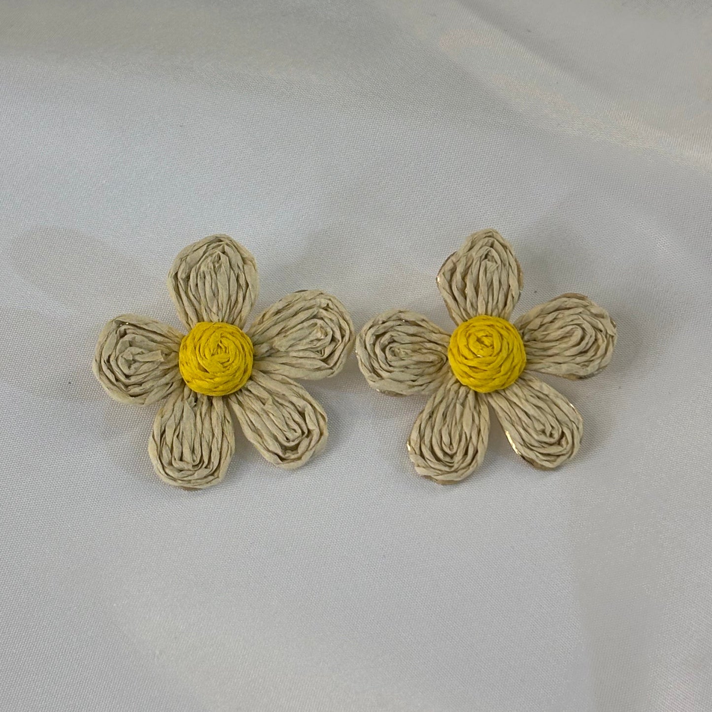Γυναικεία Σκουλαρίκια Λουλούδι Πλεκτά Εκρού με Κίτρινο | Pnoe Studio