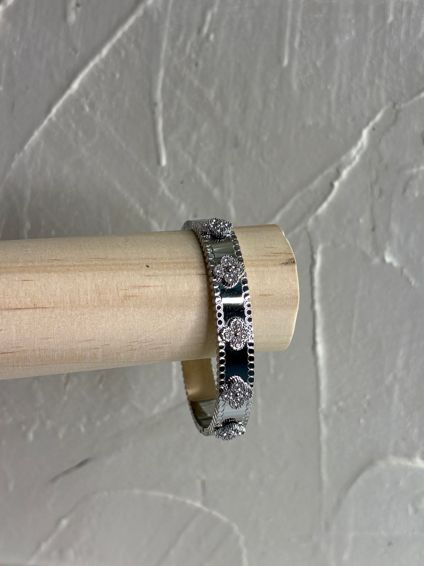 Ατσάλινη χειροπεδα σε ασημί χρώμα με ανάγλυφα σχέδια