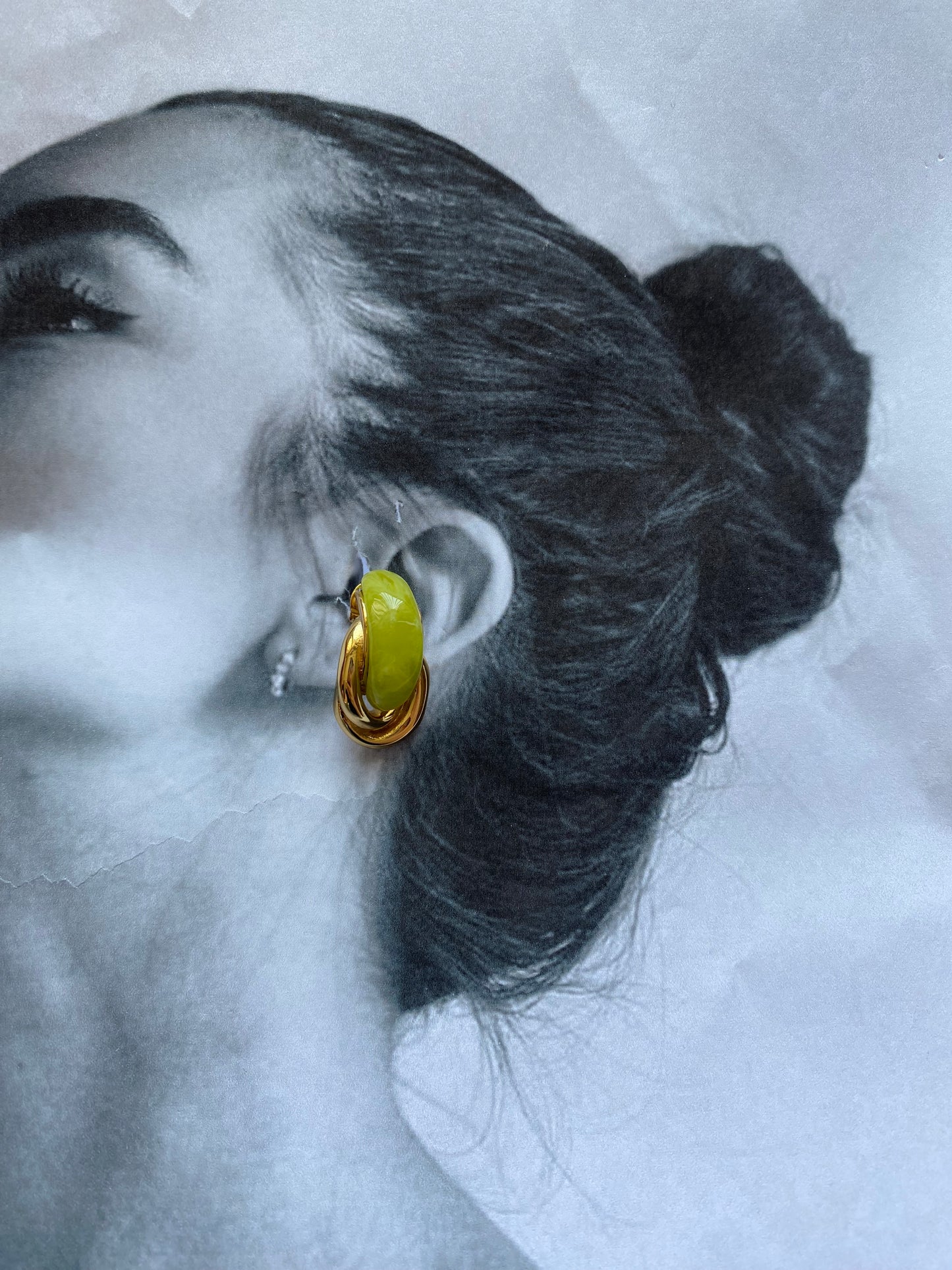 Lime Luxe | Σκουλαρίκι κρίκος με πράσινη λεπτομέρεια