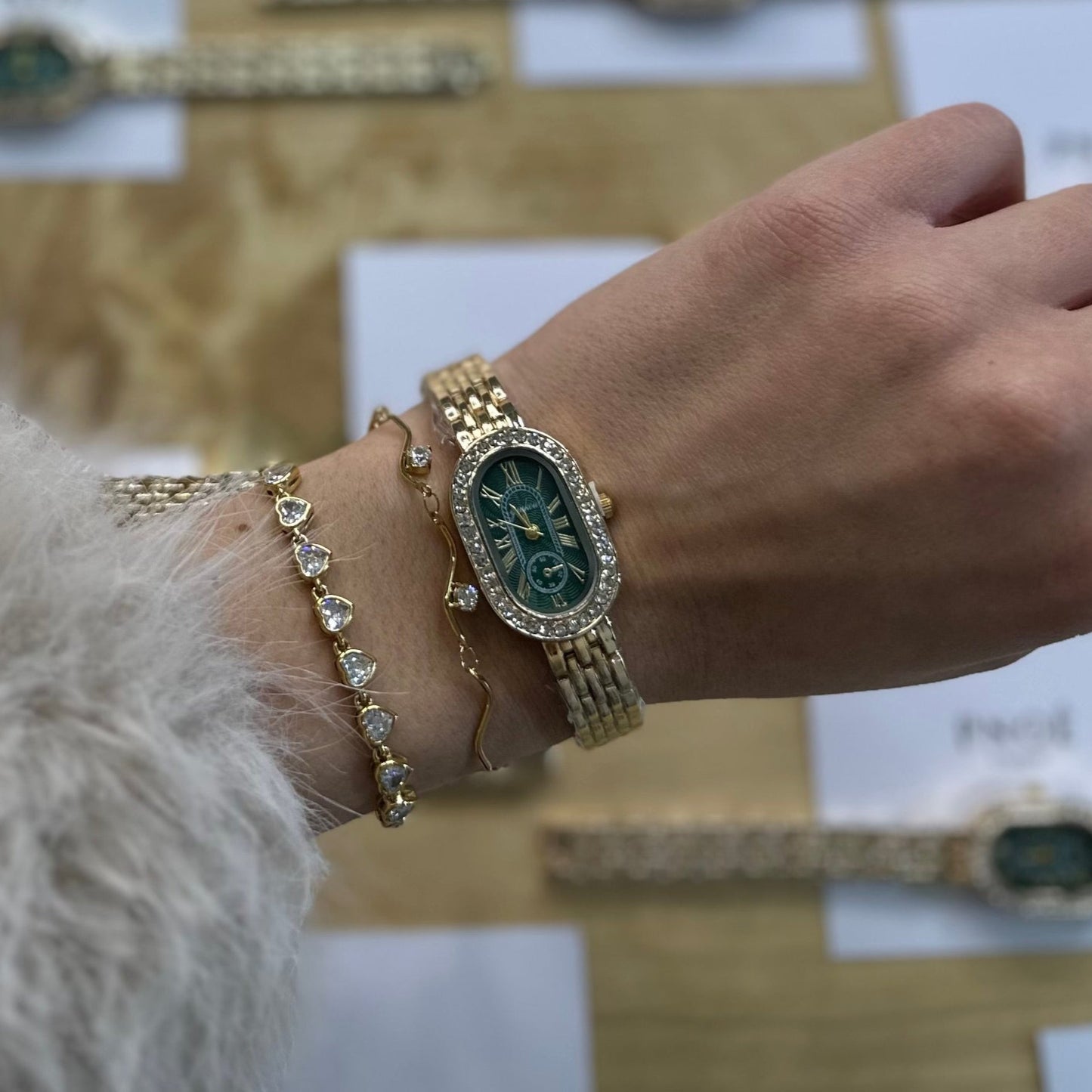 Γυναικείο Ρολόι με Πράσινο Καντράν και Χρυσό Λουρί | Κομψότητα & Πολυτέλεια