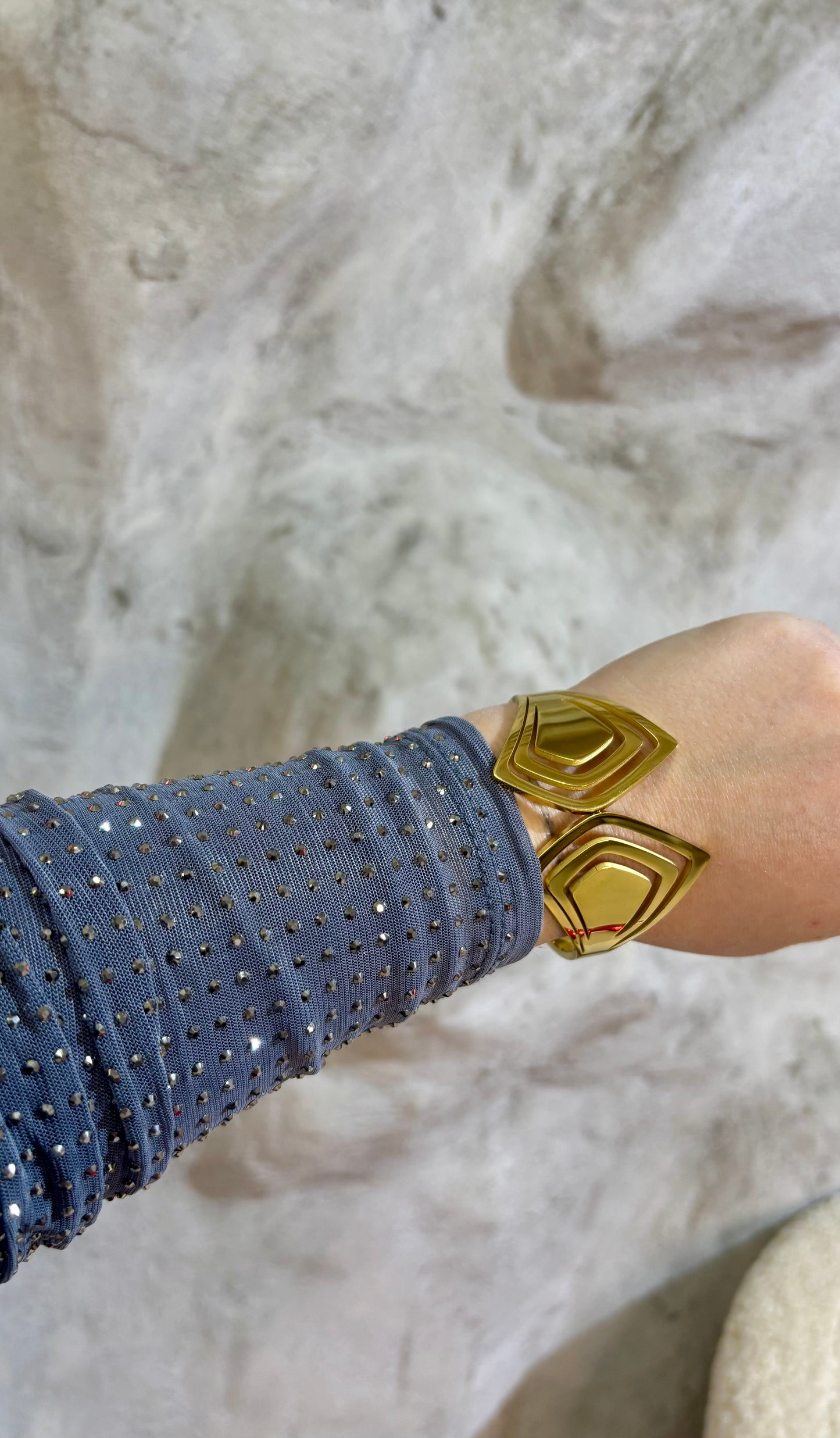 Χειροπέδα ατσάλινη με σχέδια σε χρυσό χρώμα