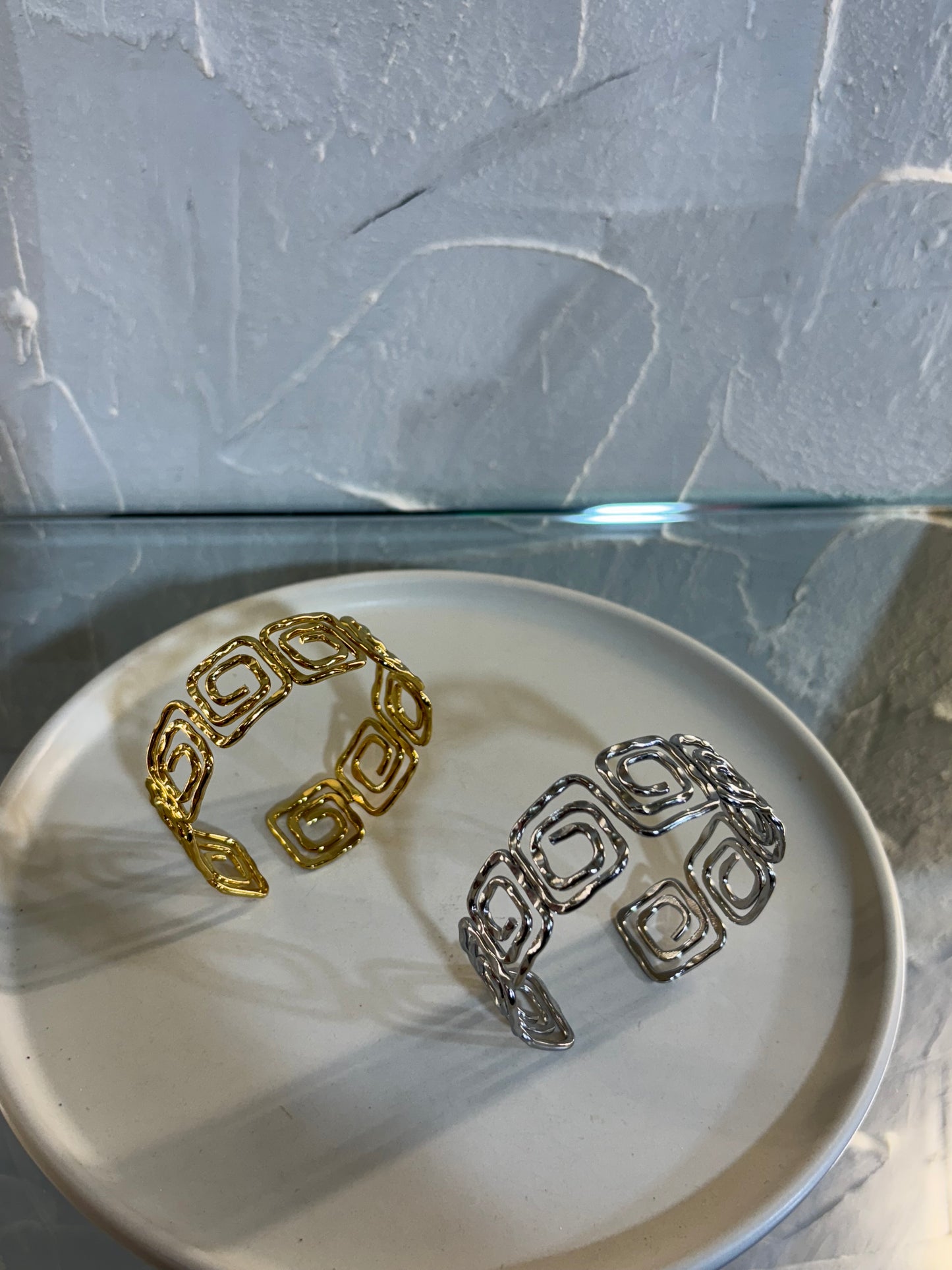 Χειροπέδες με αρχαιοελληνικά στοιχεία