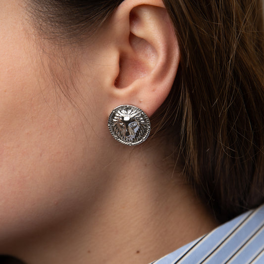 Γυναικεία Ασημί Σκουλαρίκια με Ανάγλυφο Λιοντάρι | Δύναμη & Στυλ