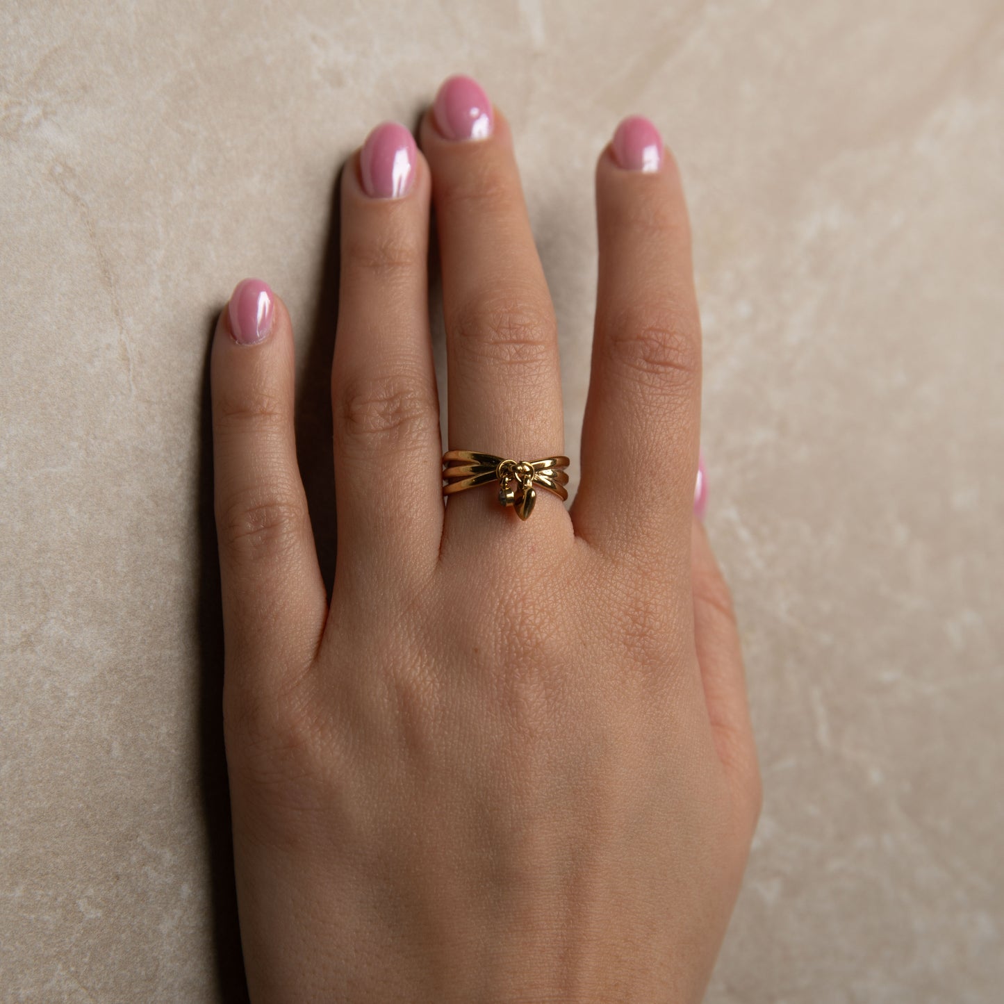 Δαχτυλίδι σε Χρυσό Χρώμα με Σχέδιο Καρδιάς και Φιόγκο | Ρομαντικό και Κομψό