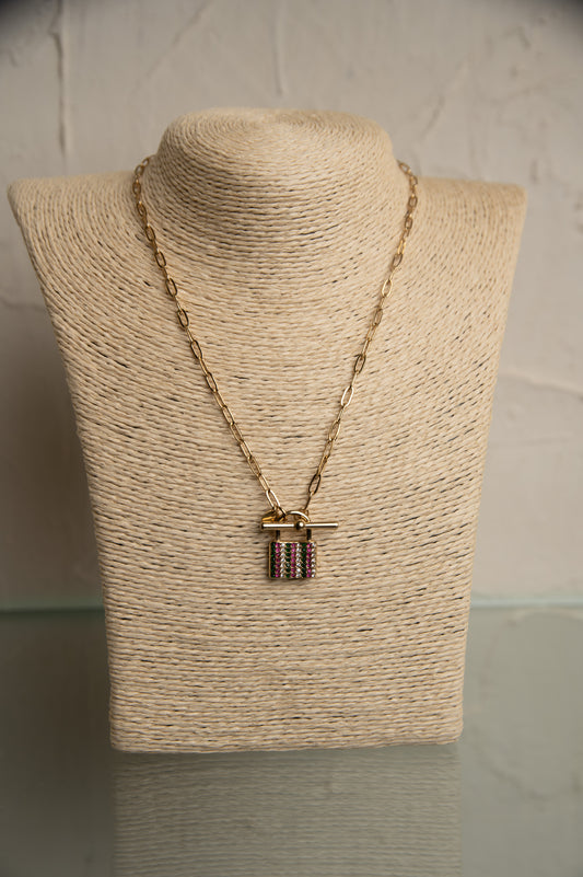 Κολιέ με Κλειδαριά σε Χρυσό Χρώμα – Χειροποίητο Κόσμημα με Χρωματιστές Πέτρες