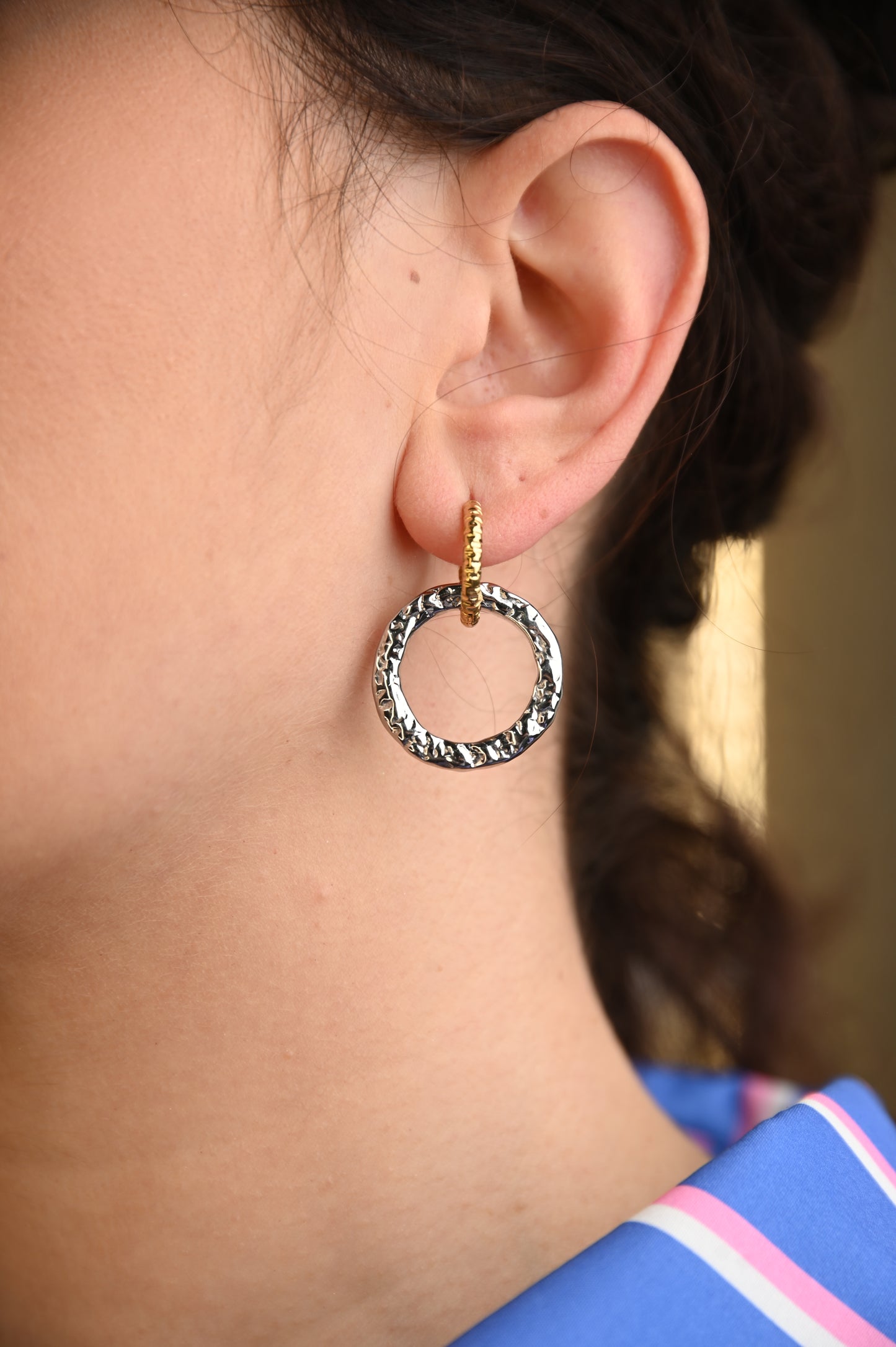 Σκουλαρίκια Κρίκοι Ανάγλυφοι Δίχρωμοι – Pnoe Studio