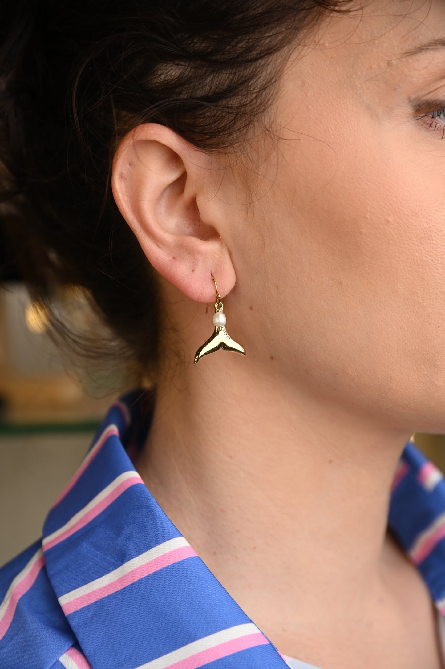 Ocean Charm – Ατσάλινο Σκουλαρίκι με Ουρά Φάλαινας & Διακριτικές Πέτρες