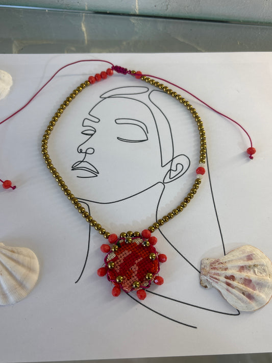 "Σαντορίνη" – Κολιέ με χρυσές χάντρες & χειροποίητο κόκκινο μοτίφ