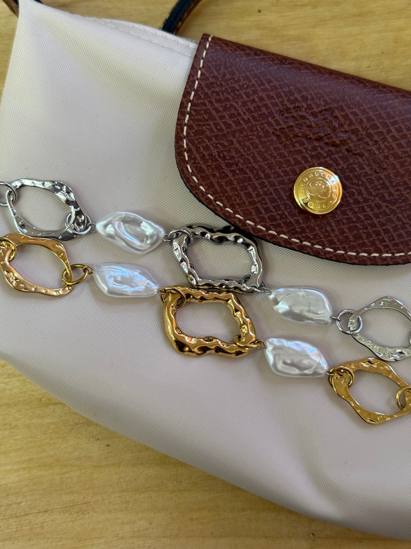 Βραχιόλι  “Dune” με Ανάγλυφους Κρίκους & Μαργαριτάρια