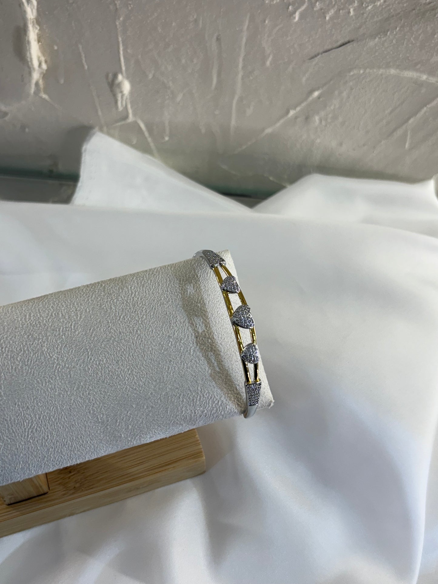 Δίχρωμη Χειροπέδα με Στρας και Καρδιές | Pnoe Studio