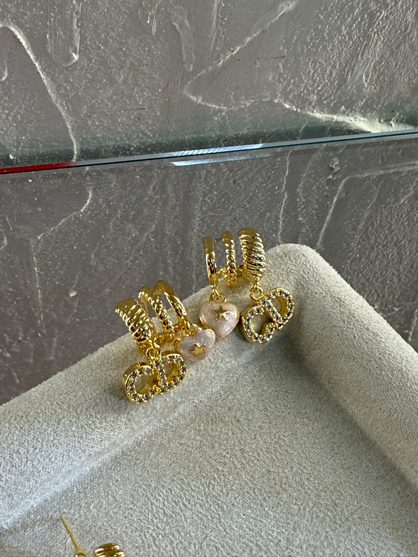 Σκουλαρίκια από ανθεκτικό χαλκό τριπλο με άσπρη καρδιά οι