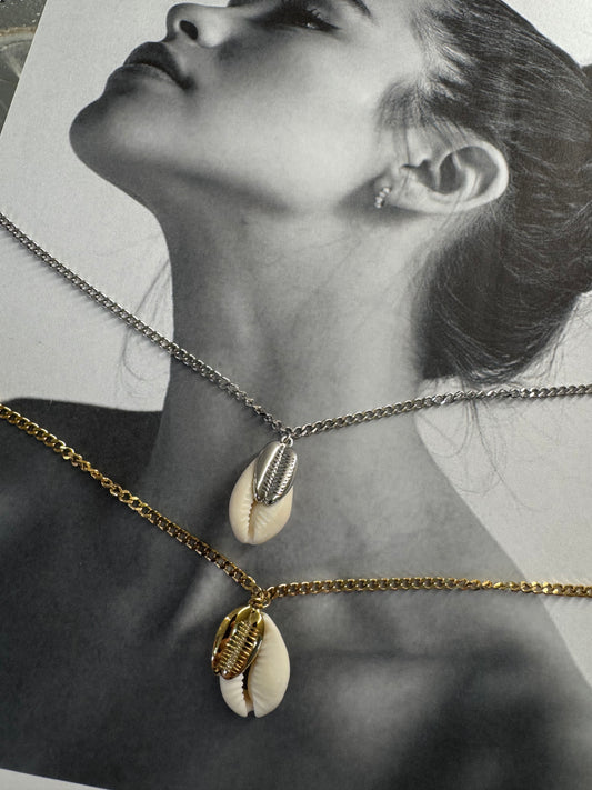 Κολιέ Shell Charm – Διπλό Κοχύλι σε Χρυσό ή Ασημί