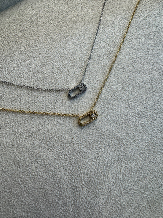 Το “Cavó” είναι ένα κομψό, διακριτικό κολιέ με pavé κρίκο γεμάτο ζιργκόν. Χρυσός ή ασημί τόνος – για κάθε μέρα με διακριτική λάμψη. Οκ