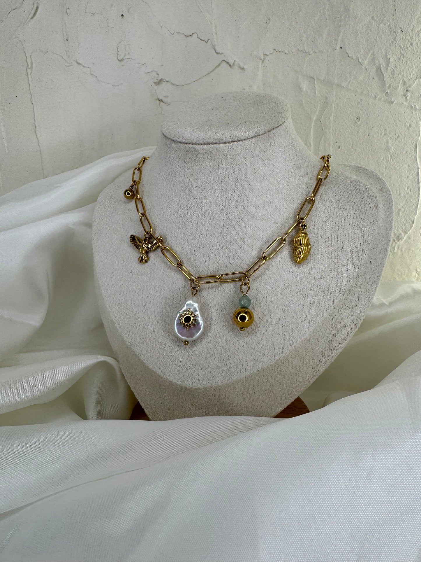 SOLEIL DE PERLE – Χρυσό Κολιέ με Charms & Λευκή Πέρλα stainless steel