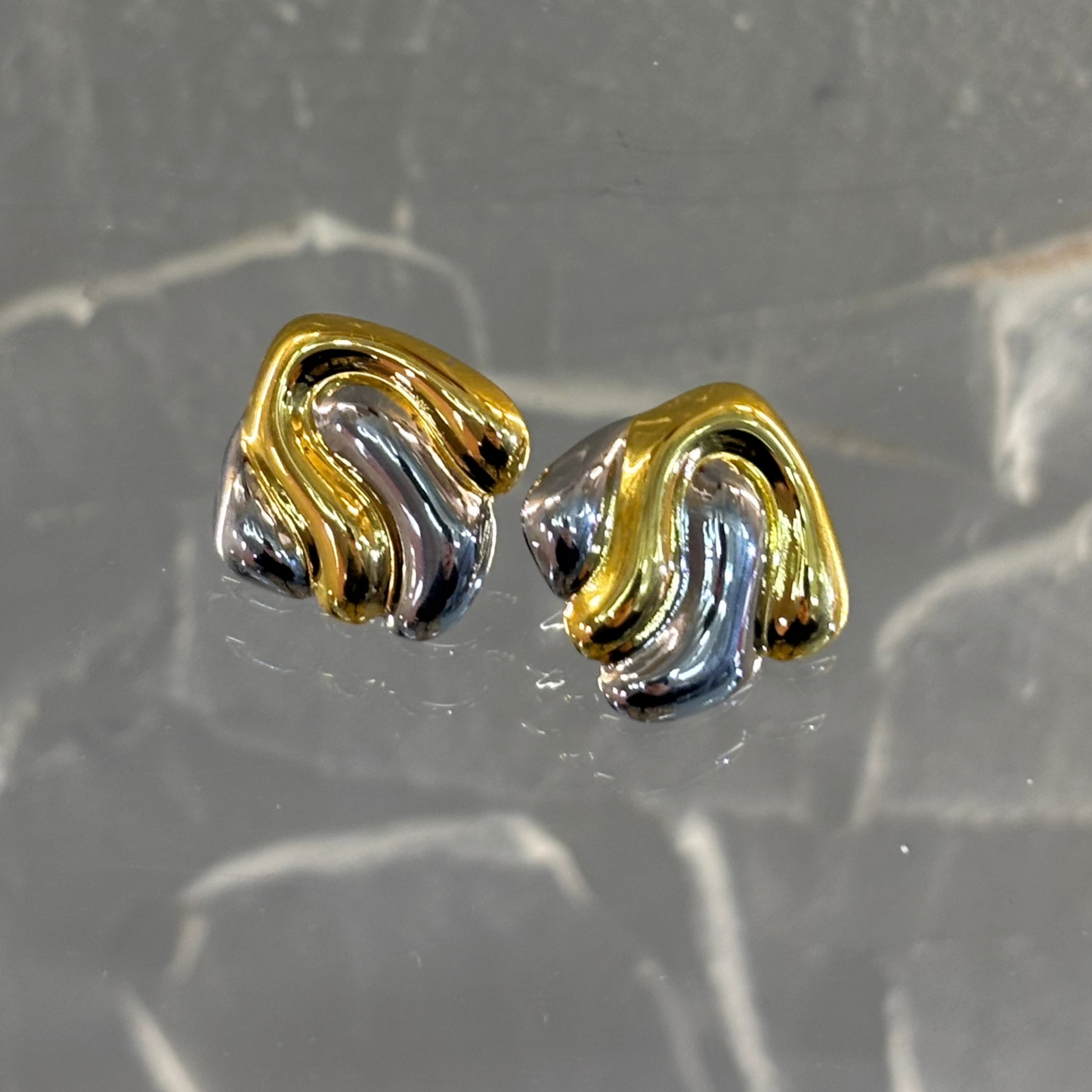 Ατσάλινα Σκουλαρίκια Ακανόνιστου Σχήματος σε Ασημί και Χρυσό Χρώμα με